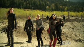 \'Arrow\' season 3 spoilers - Team Arrow wages war against Oliver and Malcolm, gives offer they can\'t refuse in episode 22 \'This is Your Sword\'