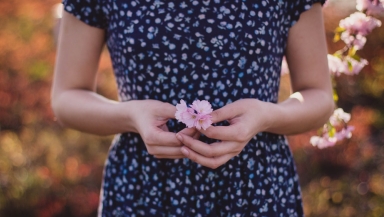 Must a Christian woman dress modestly to church?