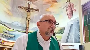 Priest dies after cross falls on him during livestreamed Mass