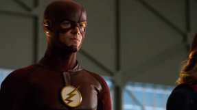 \'The Flash\' season 3 news, episode 8 spoilers: Arrowverse crossover begins with an alien invasion; Is Ronnie coming back?