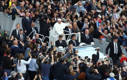 Pope Has No Plans To Increase Security On Travels Despite Risks