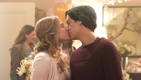 \'Riverdale\' season 2 news, spoilers: Alice\'s dark history to be revealed in the new season; Betty and Jughead to split?