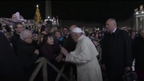 Pope apologises for slapping woman after she grabbed him
