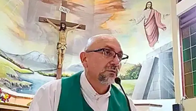 Priest dies after cross falls on him during livestreamed Mass