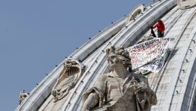 Man protests on ledge of St Peter\'s in Vatican