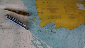 Bad weather hinders search for AirAsia crash flight recorders 