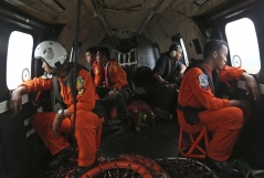 Missing AirAsia Flight QZ8501: divers resume search for wreckage