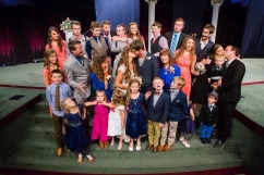 \'19 Kids and Counting\' Jessa Duggar shares funny goofy shot of the whole family with mock shock over kissing