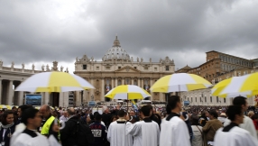 Vatican hands out free umbrellas to homeless 