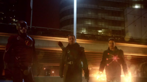 \'The Flash\' season 1 spoilers: Barry teams up with Arrow and Firestorm to defeat Reverse Flash in episode 22
