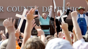 Kim Davis stays unbowed after being freed from jail, vows to continue defying orders for her to issue same-sex marriage licences