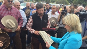 Texan Christians on horseback deliver Ten Commandments tablet to Oklahoma in protest at monument\'s removal