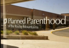 Arizona cuts \'umbilical cord\' connecting state workers\' aid to Planned Parenthood