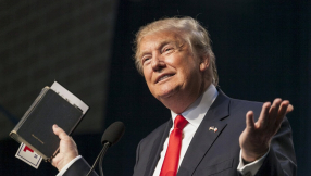 Donald Trump vows to promote \'merry Christmas\' greeting, suggests boycott of Starbucks