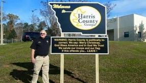 U.S. sheriff puts up \'politically incorrect\' sign, stating that in his county people say \'Merry Christmas, God bless America\'