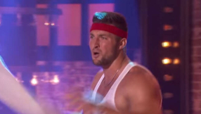 Tim Tebow performs \'Eye of the Tiger\' Rocky-style in \'Lip Sync Battle\'