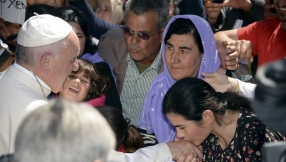 Pope returns with 12 refugees after visit to Greek camp