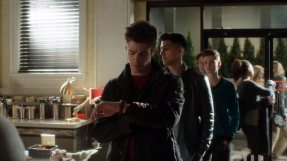 \'The Flash\' season 2 episode 19 spoilers: Barry attempts to save Harry even without his speed, Caitlin set to meet her Earth-2 doppelganger in \'Back to Normal\'