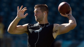 Tim Tebow praised after praying for dying passenger on Delta flight