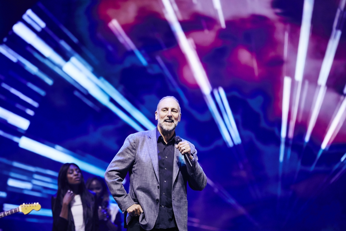 Brian Houston denies posting tweet about 'ladies and girls kissing ...