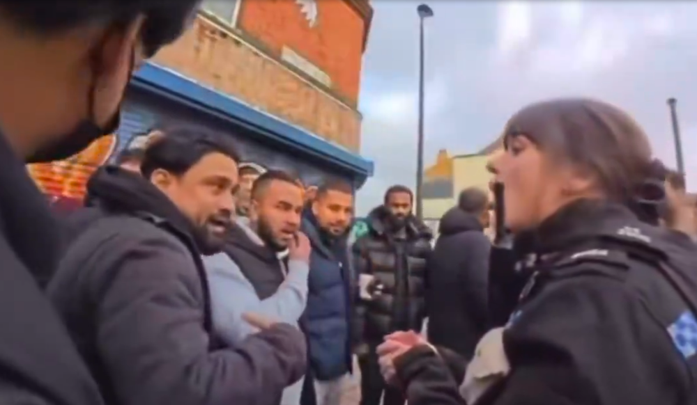 Police officer praised for defending right to preach in Muslim area