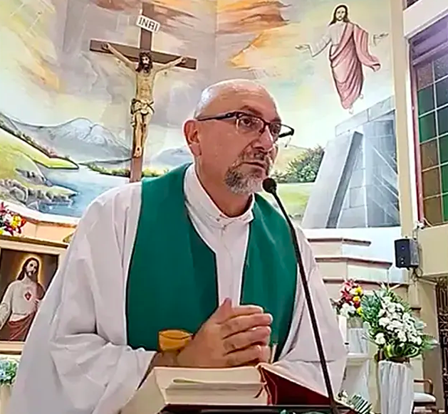 Priest dies after cross falls on him during livestreamed Mass