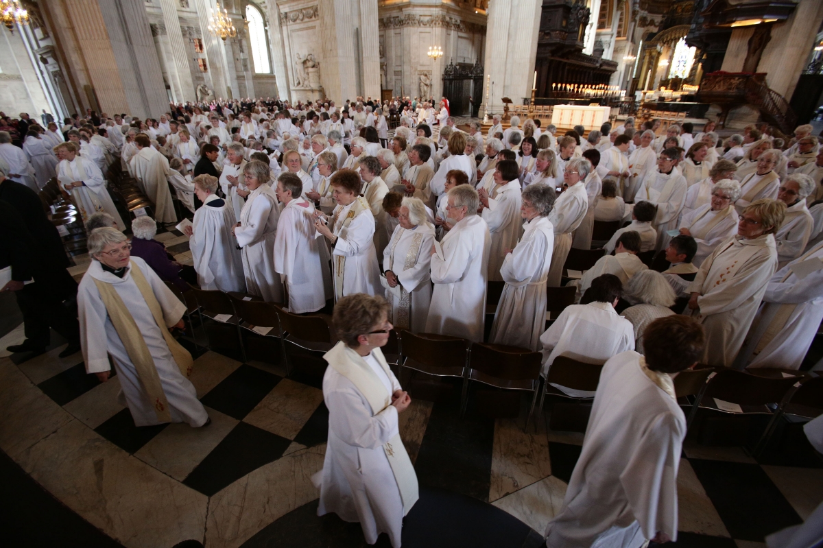Clergy may \'dress down\' after CofE relaxes rules on vestments ...