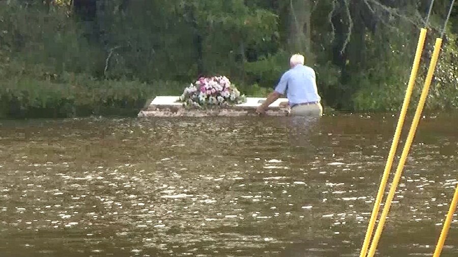 Pastor wades through fetid South Carolina floodwaters to retrieve ...