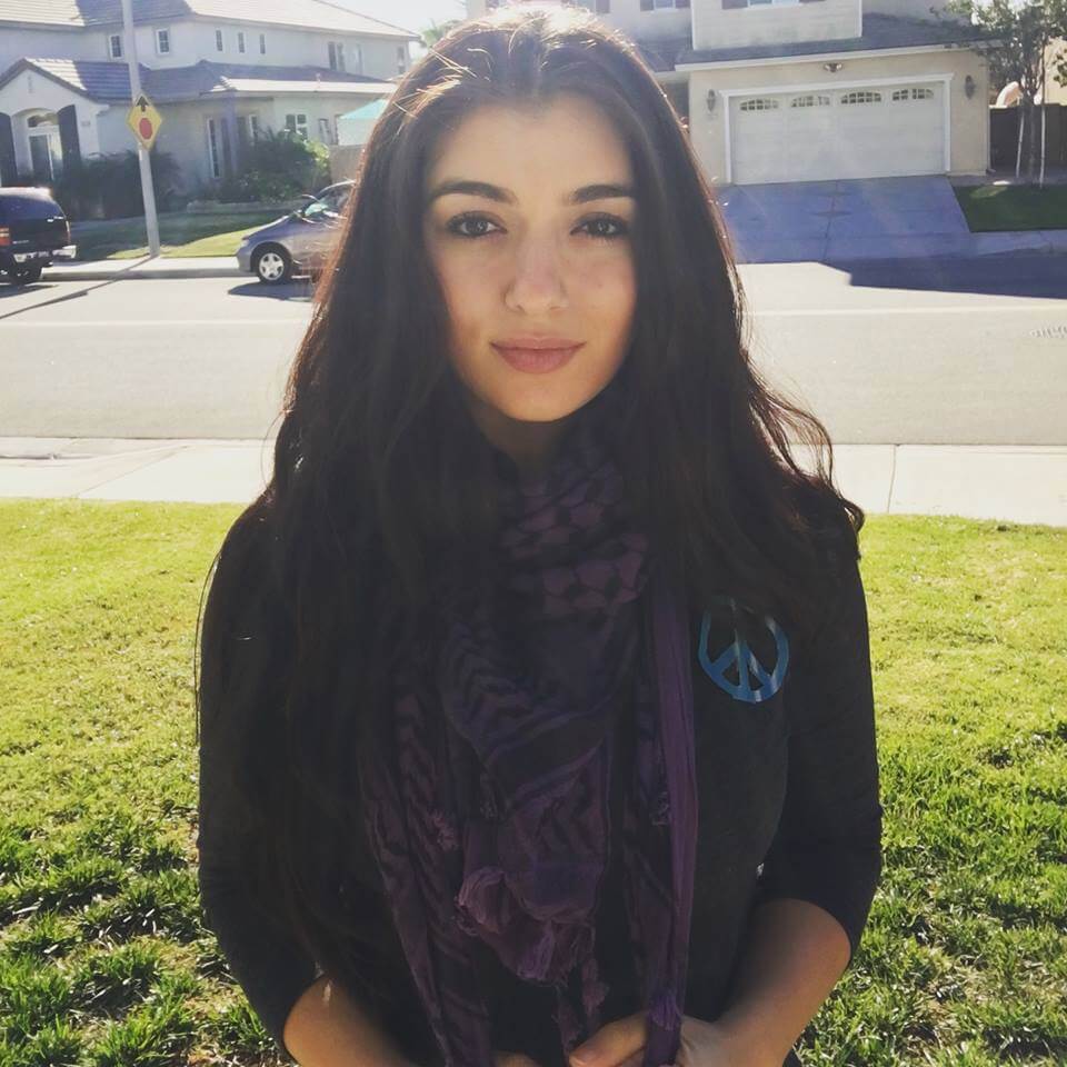 Muslim girl wears peace sign in response to Donald Trump\'s call to ...