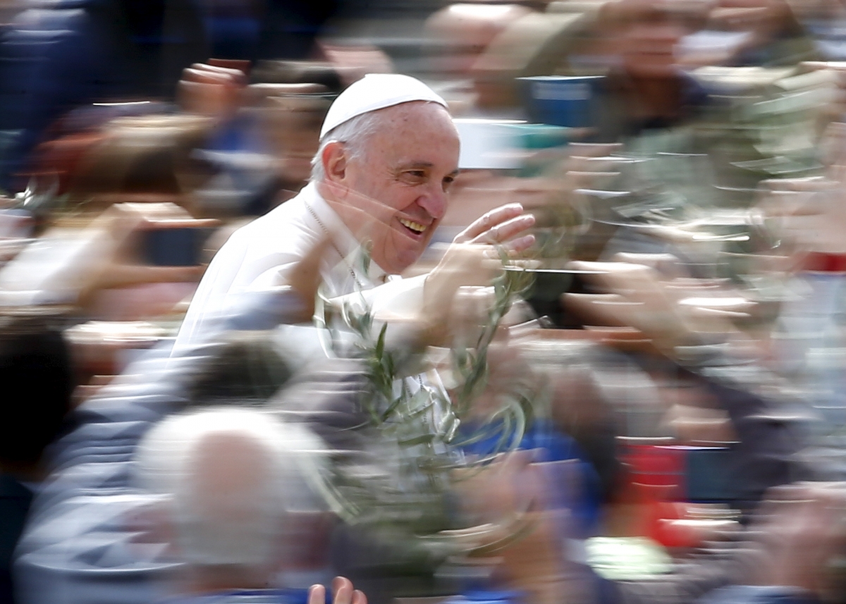 Pope condemns those who fail to act in refugee crisis
