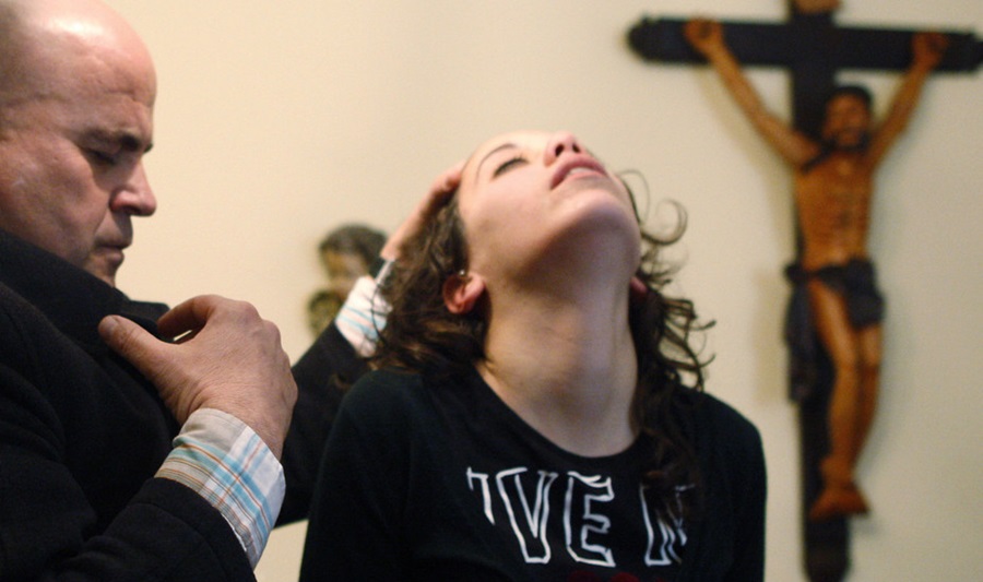 Exorcist Shares 6 Tell-Tale Signs of True Demonic Possession ...